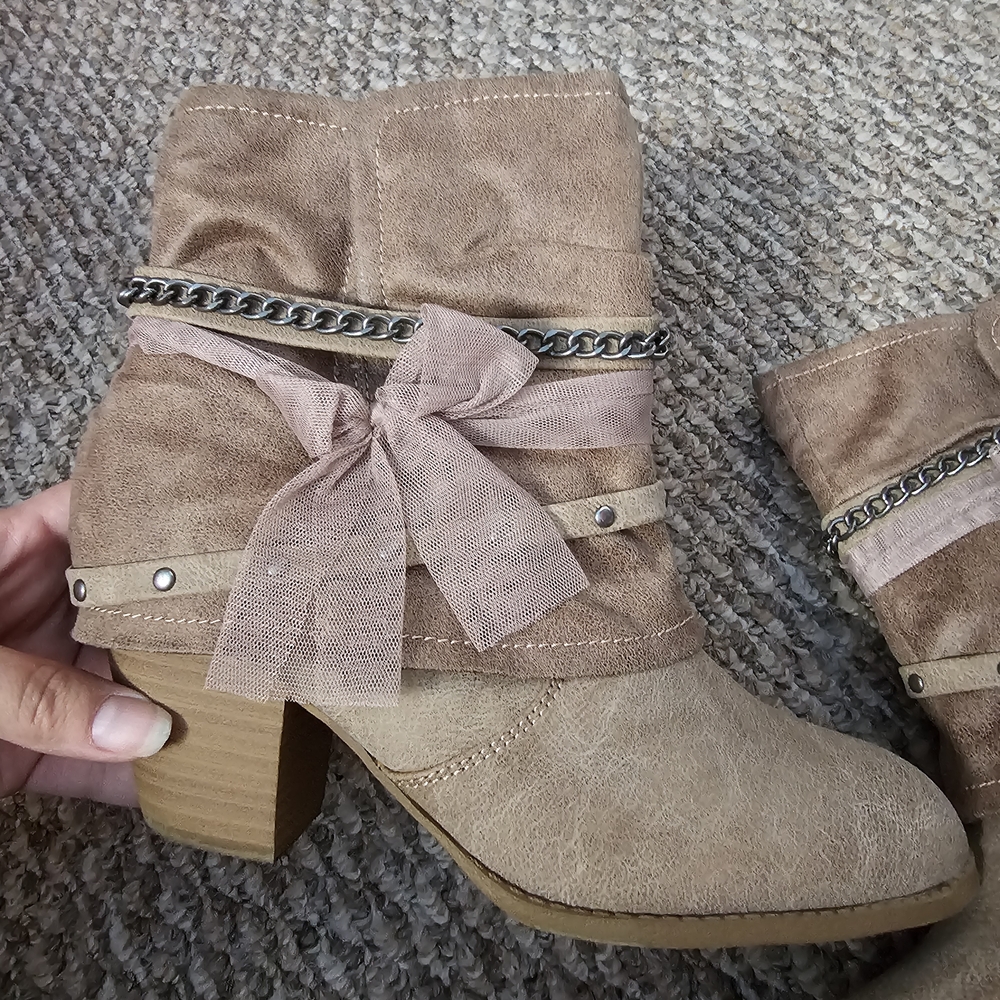 Pop Tan Ankle Boots with Chain and Bow